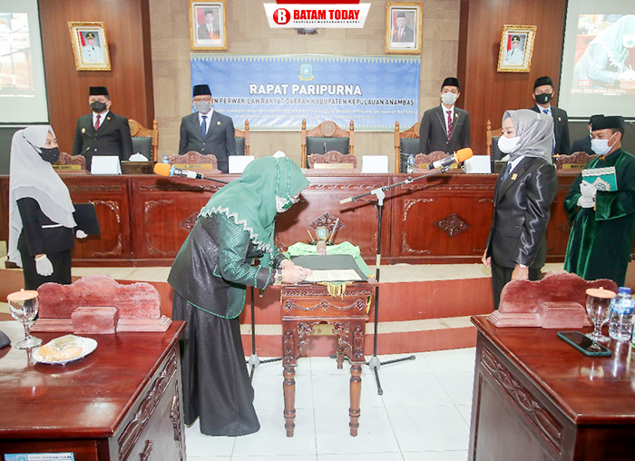 Ketua DPRD, Hasnidar saat menandatangi sumpah atau janji PAW Anggota DPRD